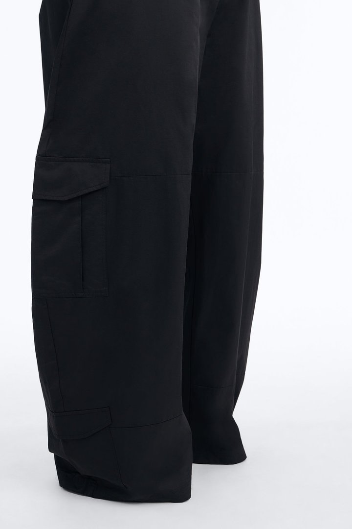 Amania Windbreaker Cargo Pant - Black