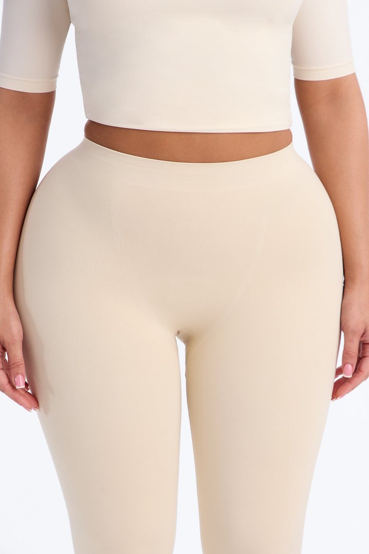 Seamless Smooth Double Lined Capri Pant - Bone