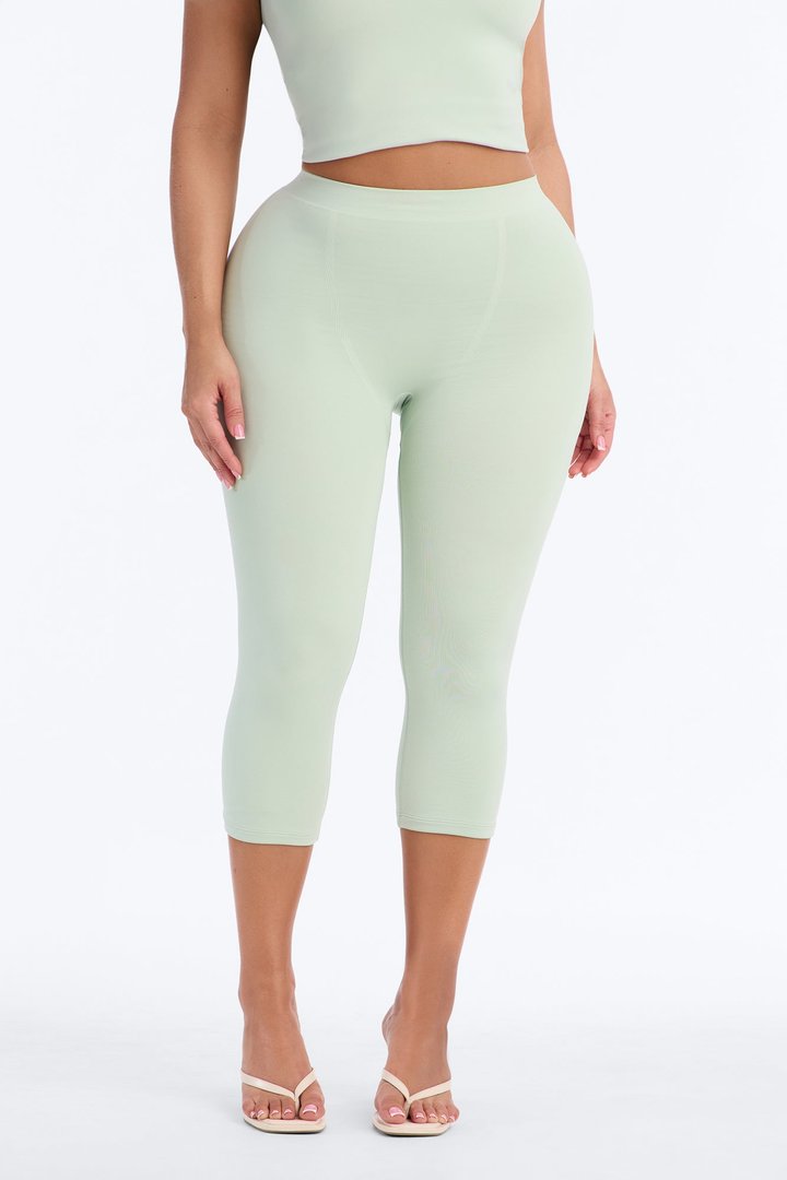Seamless Smooth Double Lined Capri Pant - Mint