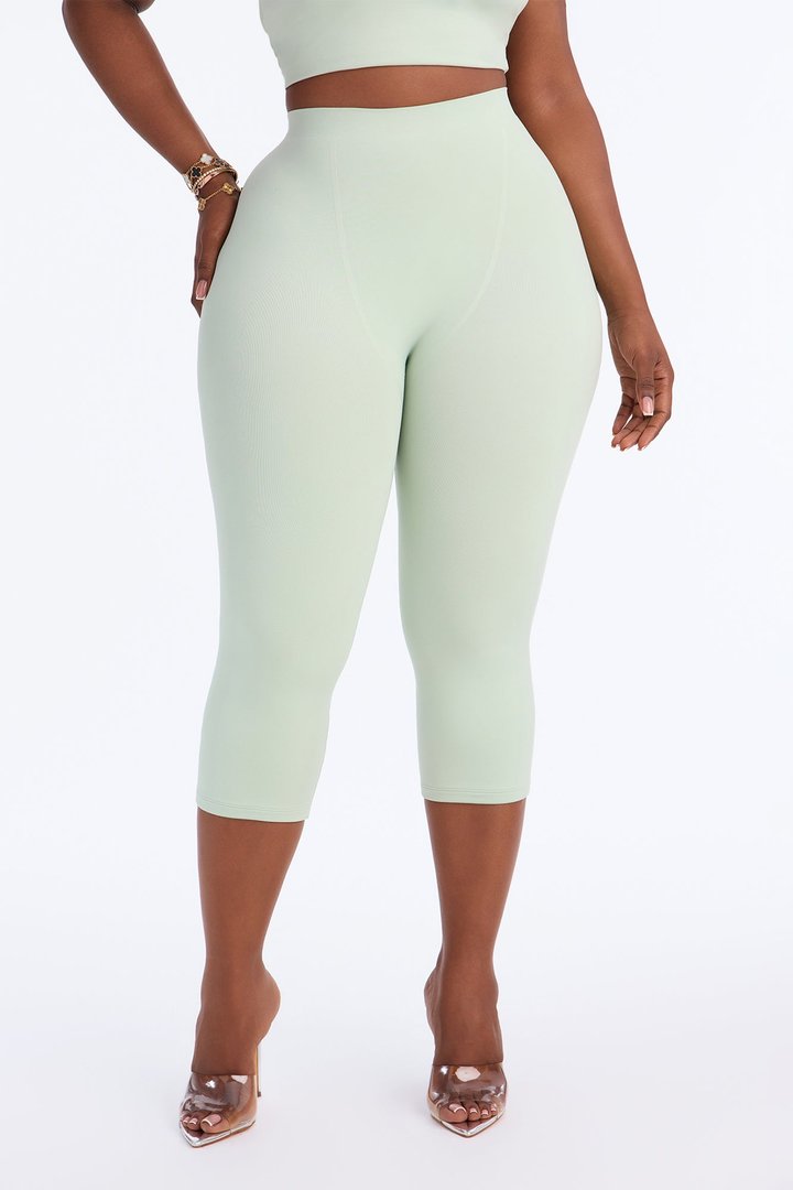 Seamless Smooth Double Lined Capri Pant - Mint