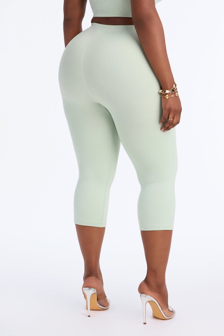 Seamless Smooth Double Lined Capri Pant - Mint