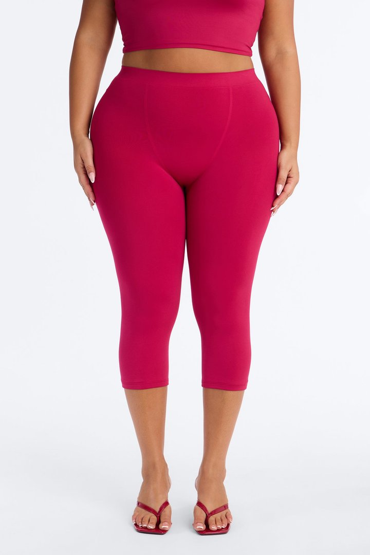 Seamless Smooth Double Lined Capri Pant - Raspberry