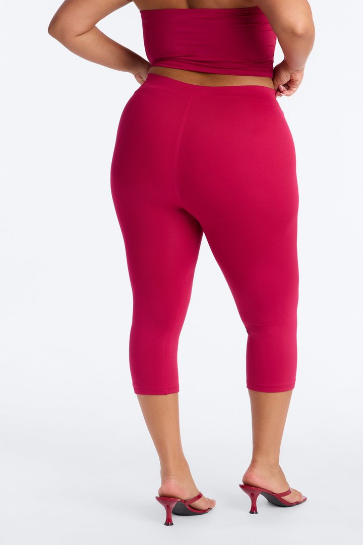 Seamless Smooth Double Lined Capri Pant - Raspberry
