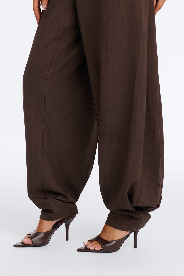 Isla Low Rise Clean Waistband Pleated Trouser - Chocolate