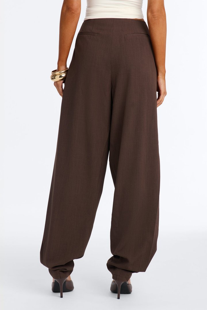 Isla Low Rise Clean Waistband Pleated Trouser - Chocolate