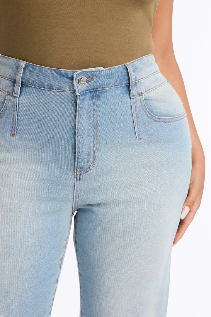 Kimmie Curvy High Rise Mom Jeans - Light Wash