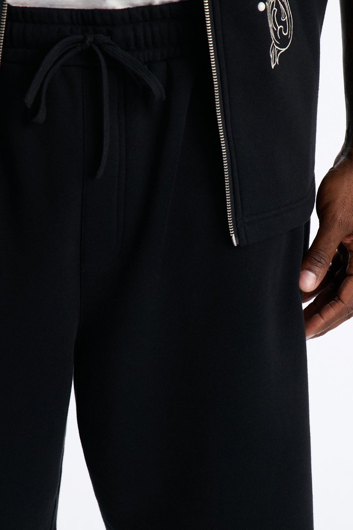 Royalty Pearl Embroidered Baggy Sweatshort - Black