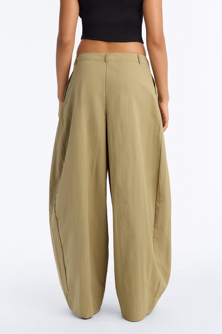 Brooke Barrel Leg Windbreaker Pant - Olive