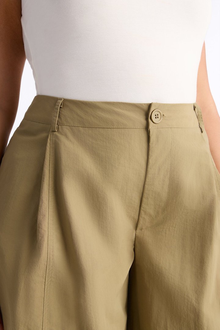 Brooke Barrel Leg Windbreaker Pant - Olive