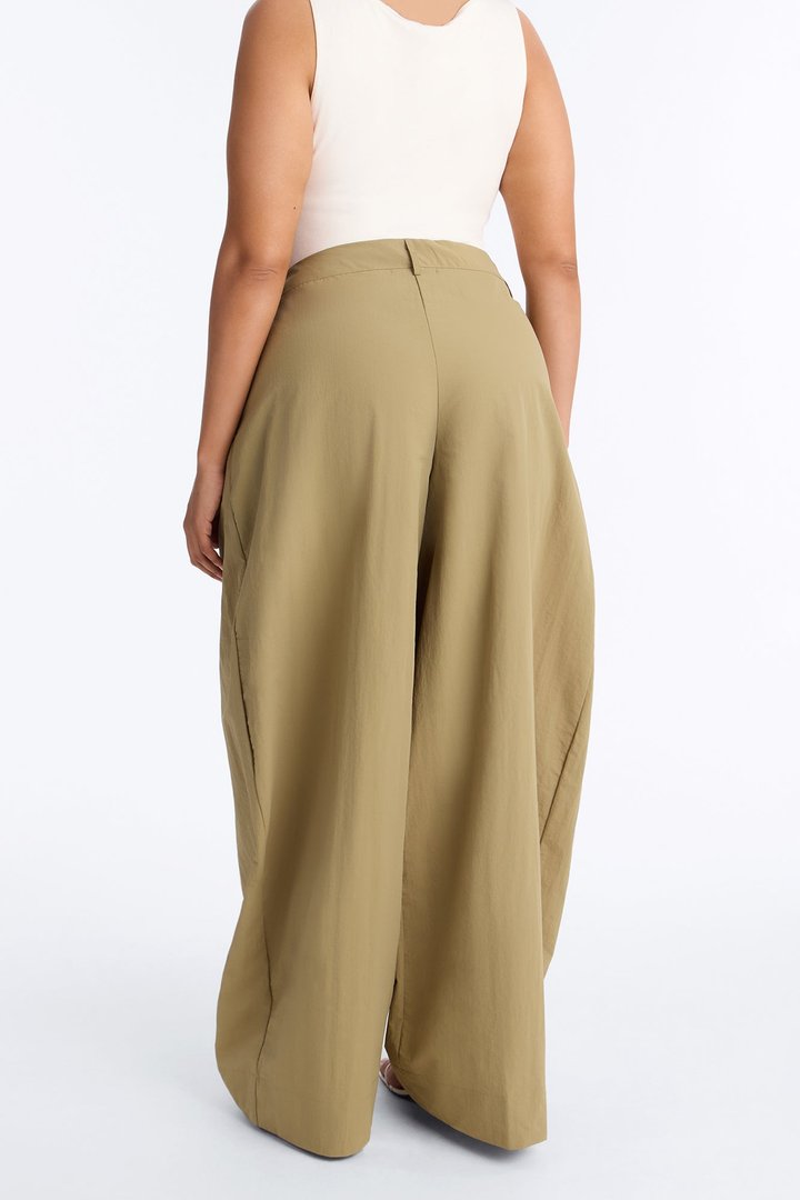 Brooke Barrel Leg Windbreaker Pant - Olive