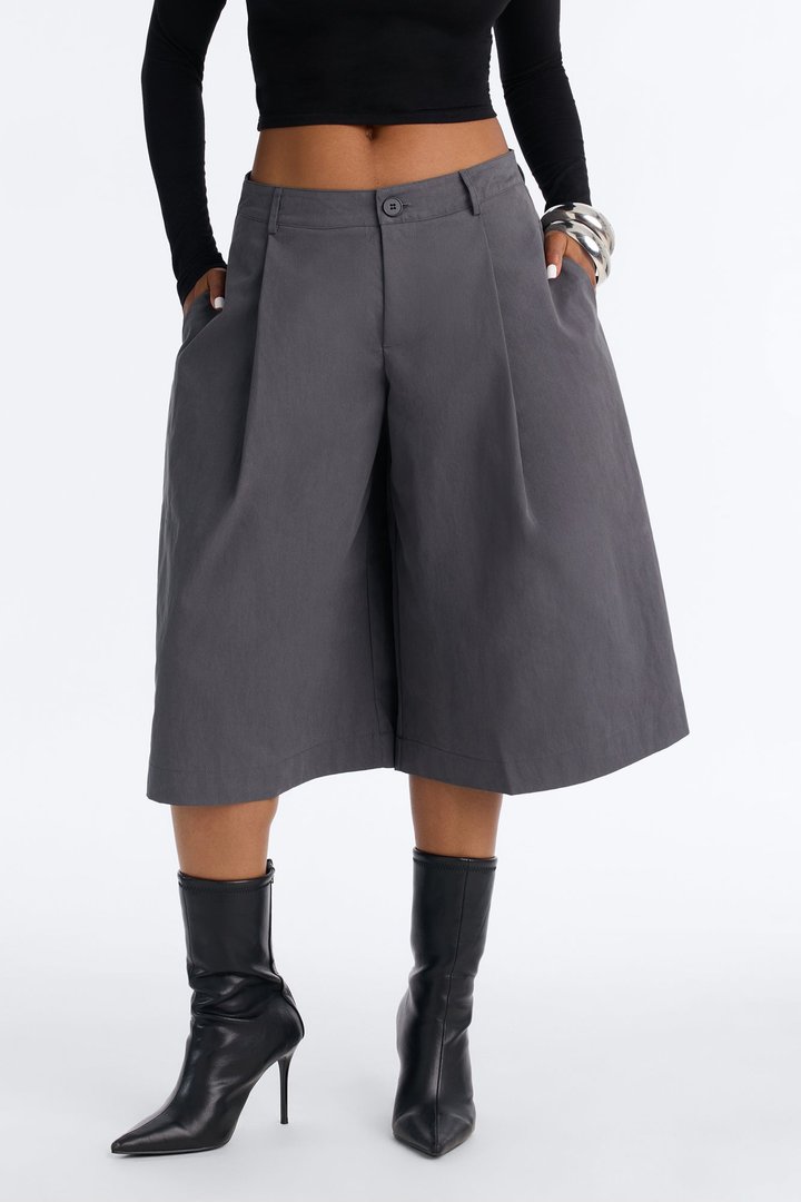 Caro Pleated Barrel Leg Bermuda Short - Charcoal