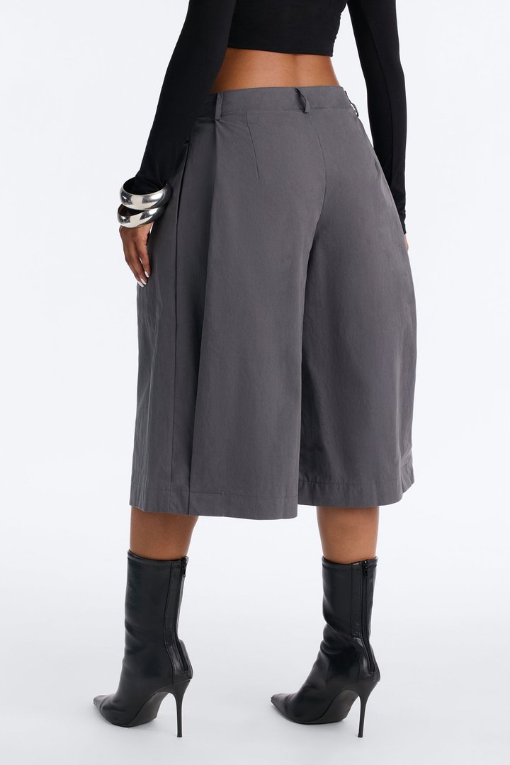 Caro Pleated Barrel Leg Bermuda Short - Charcoal