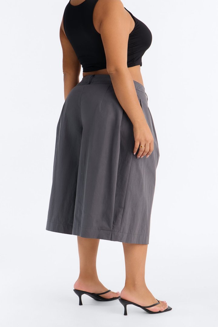 Caro Pleated Barrel Leg Bermuda Short - Charcoal