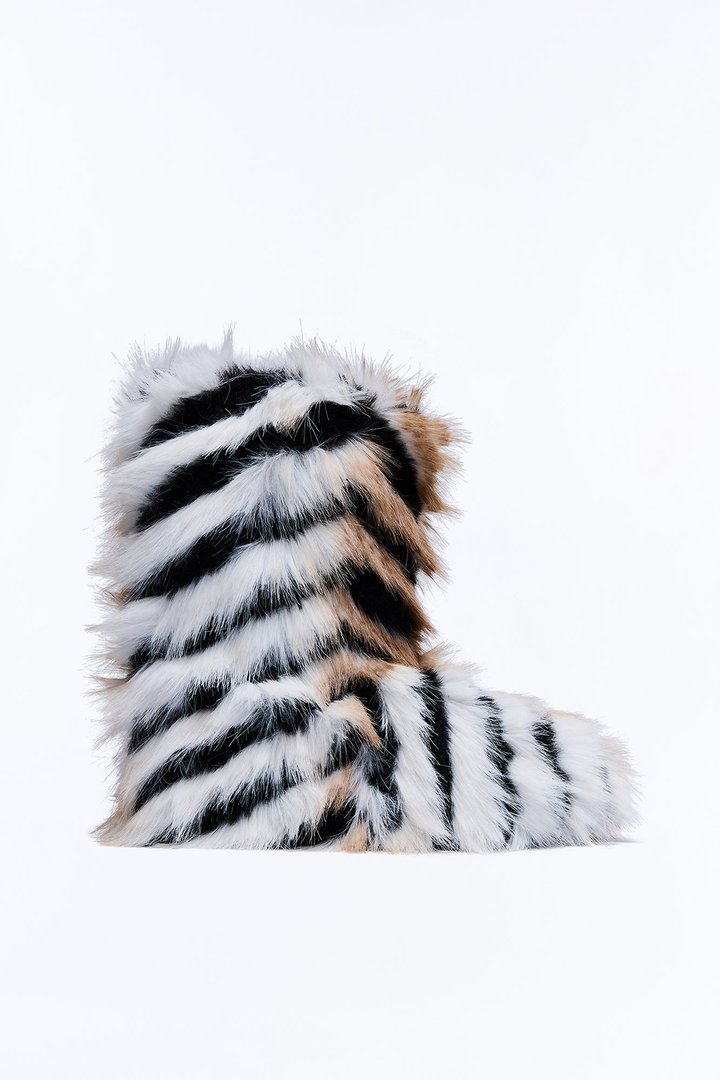 Chilly Days Booties - Black/combo