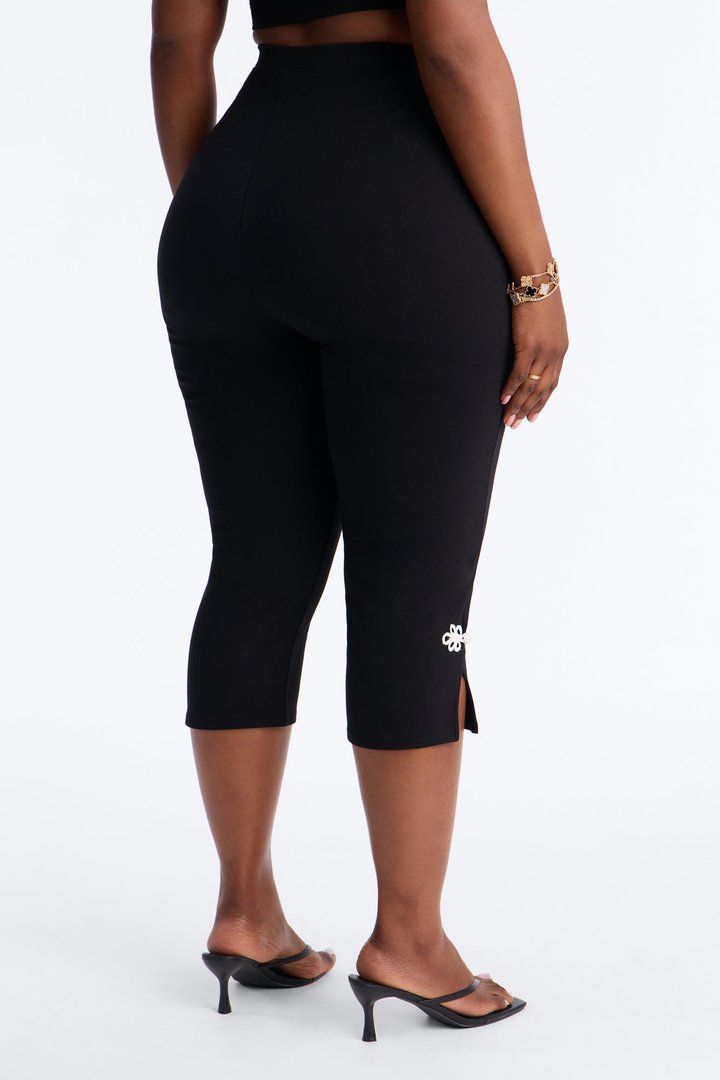 Poppy Ponte Split Hem Frog Closure Capri Leggings - Black/White
