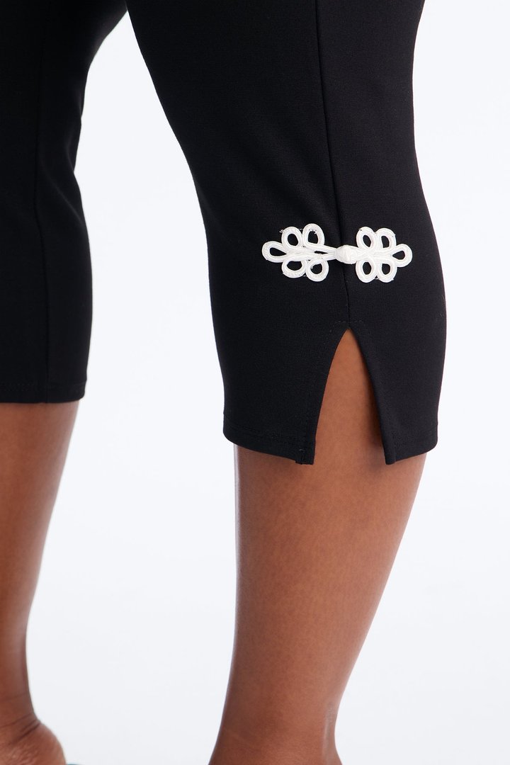 Poppy Ponte Split Hem Frog Closure Capri Leggings - Black/White