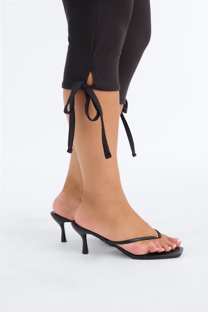 Scout Low Rise Side Tie Capri Leggings - Black