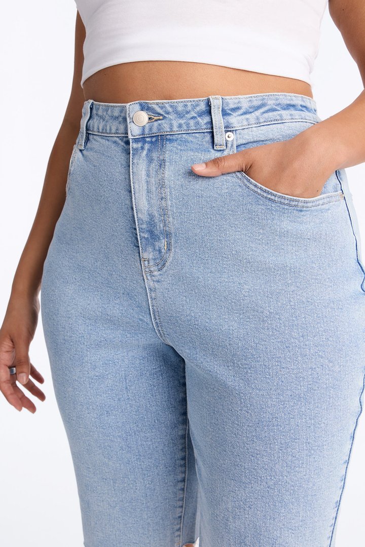 Best 90s Life Stretch Bermuda Shorts - Medium Wash