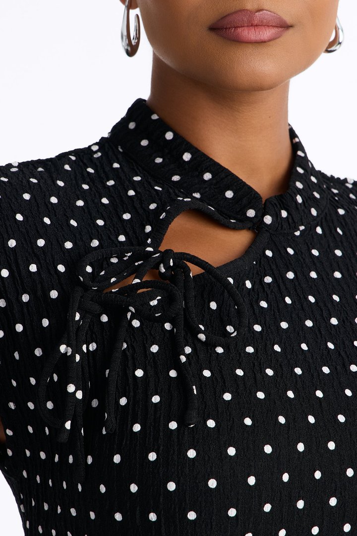 Mina Textured Polka Dot Mock Neck Short Sleeve Top - Black/White