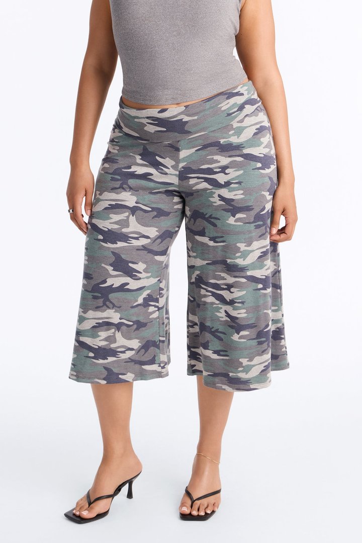 Kiki Camoflauge Low Rise Foldover Gaucho Pant - Green/combo