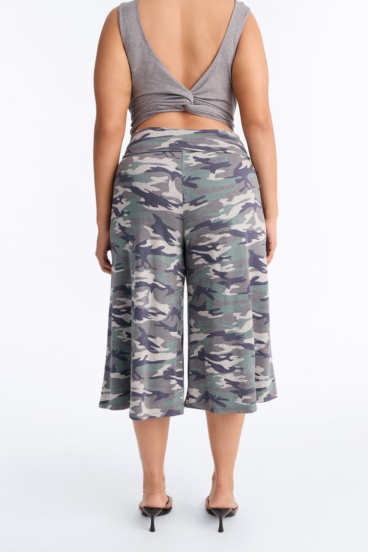 Kiki Camoflauge Low Rise Foldover Gaucho Pant - Green/combo