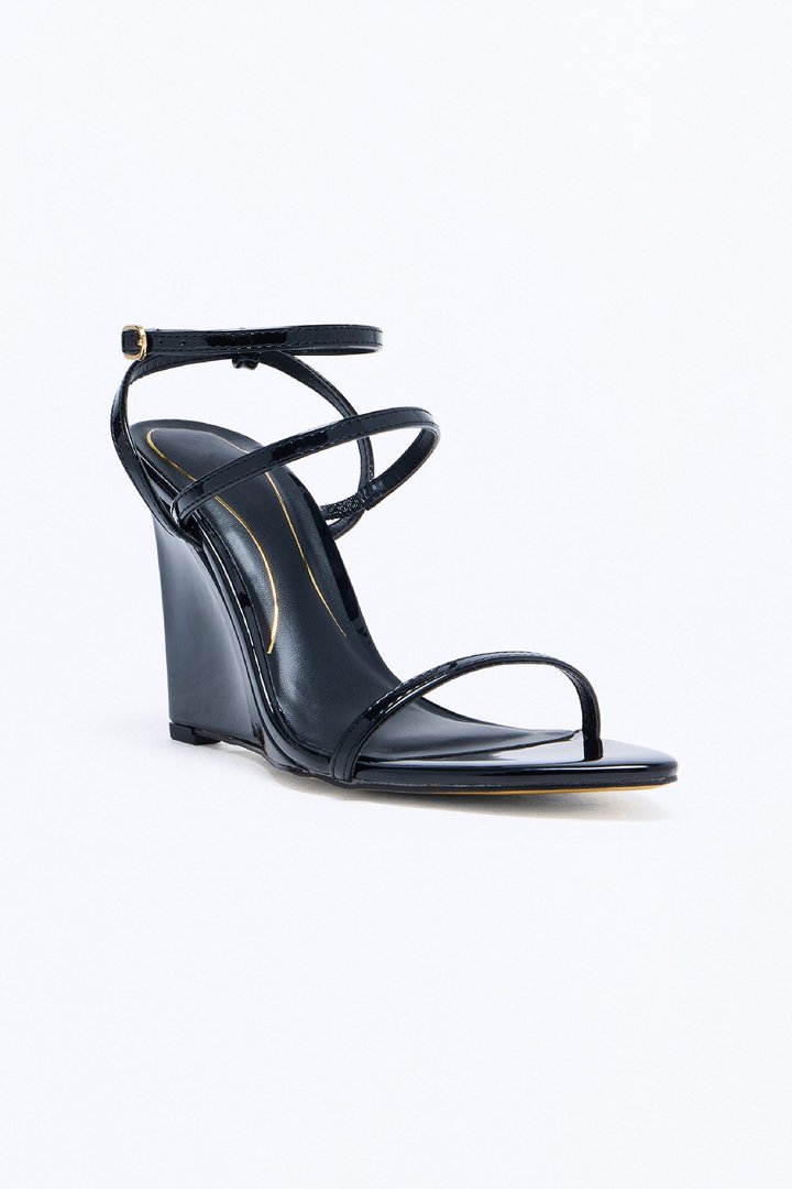 Kasaandra Pointed Wedges - Black