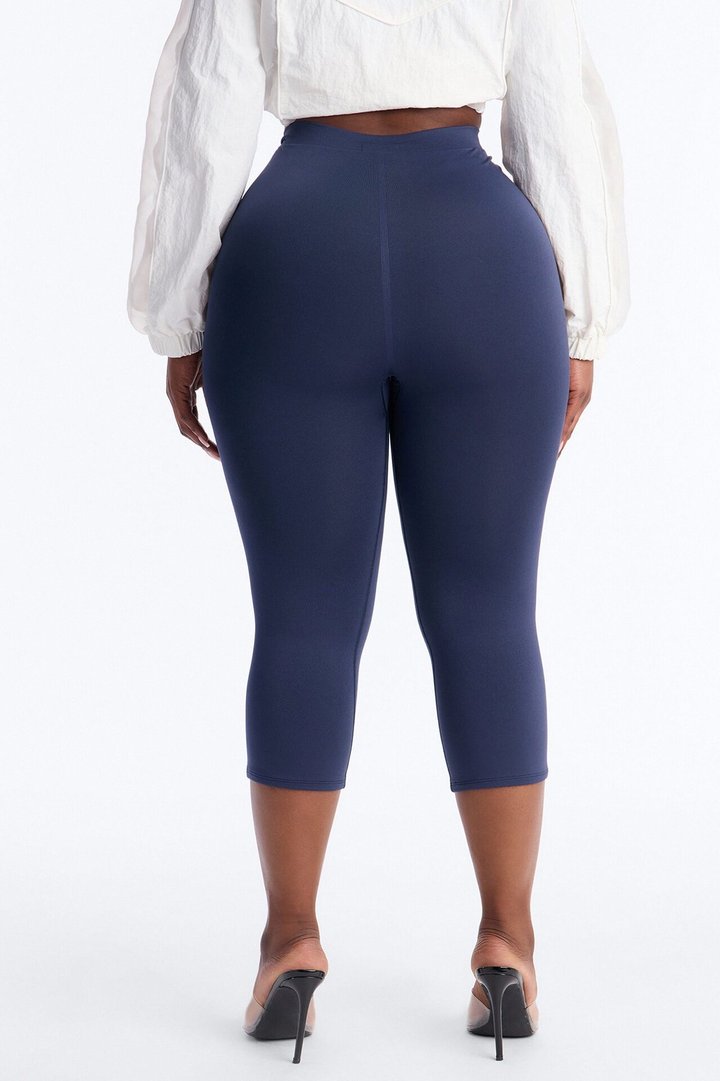 Seamless Smooth Double Lined Capri Pant - Navy