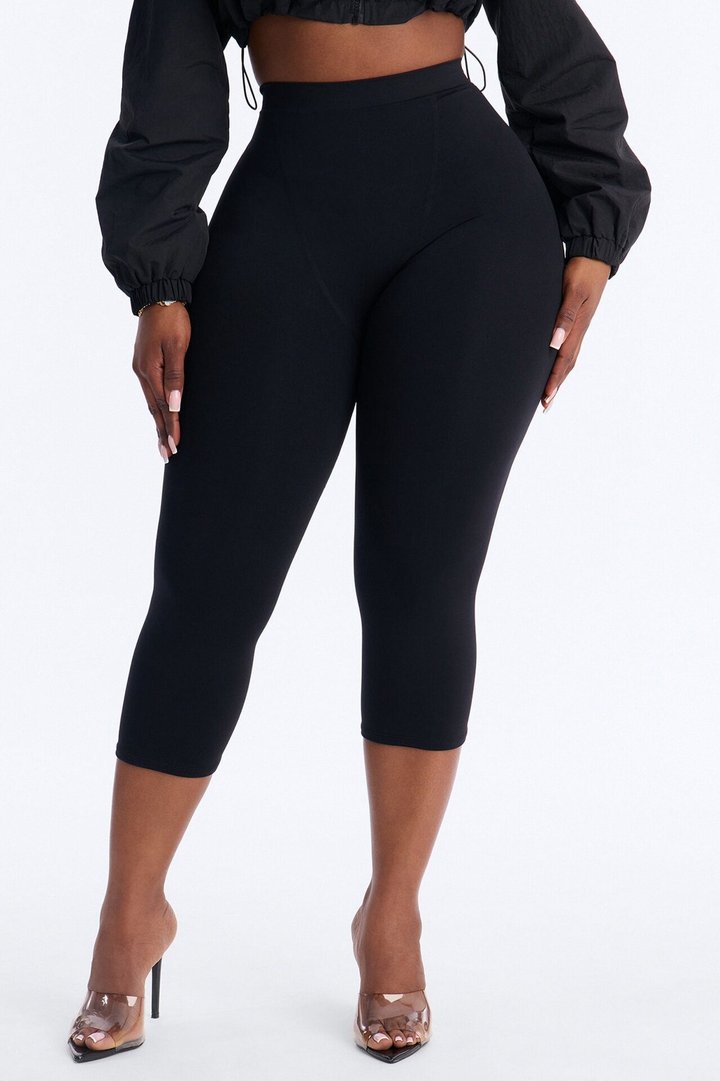 Seamless Smooth Double Lined Capri Pant - Black