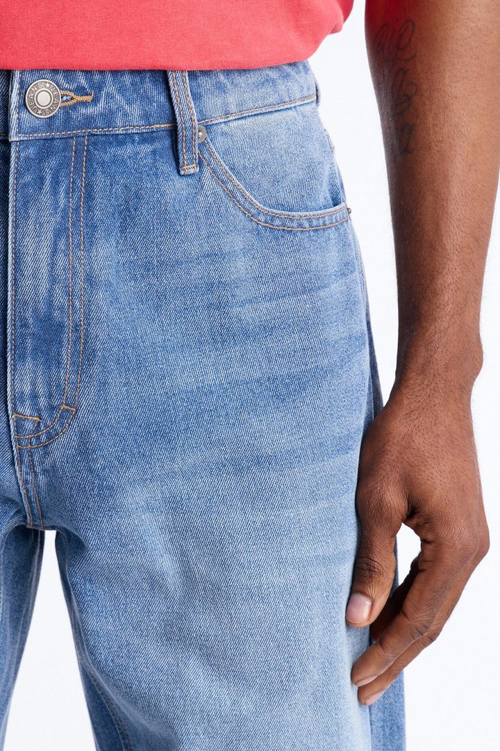 Essential Straight Rigid Jean - Medium Blue Wash