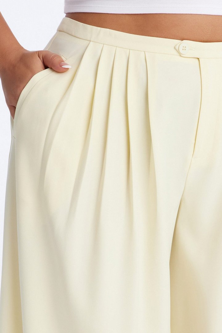Power Moves Daily Pleated Low Rise Trouser 33″ - Butter Yellow