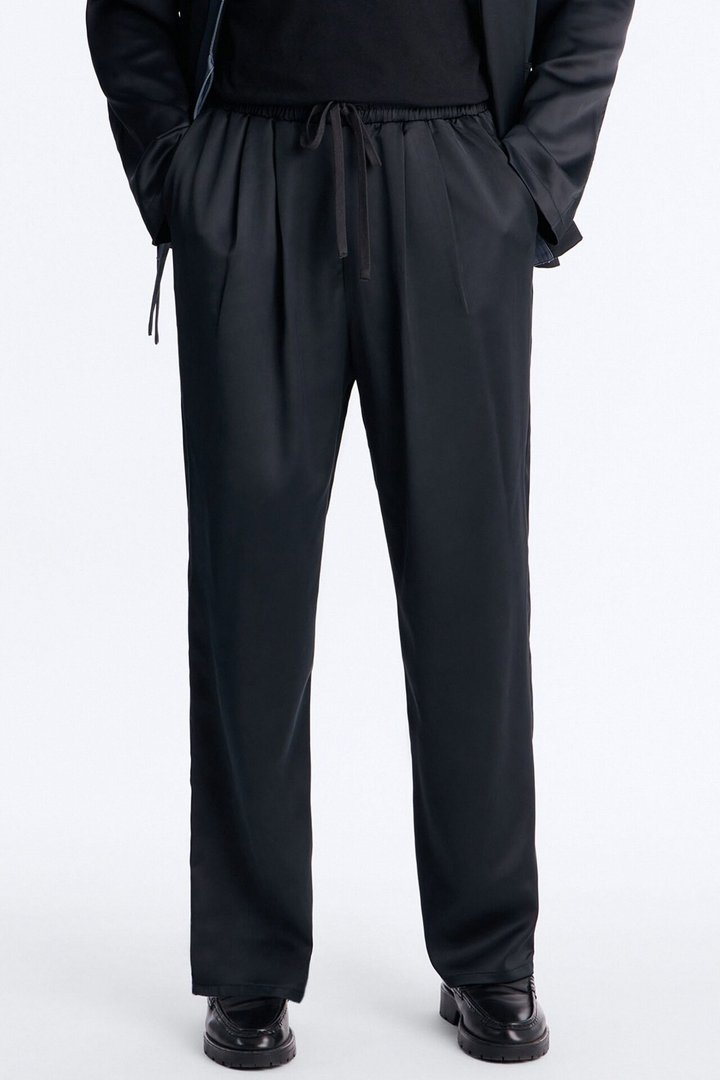 Relaxed Liquid Shadow Pleated Trouser - Black