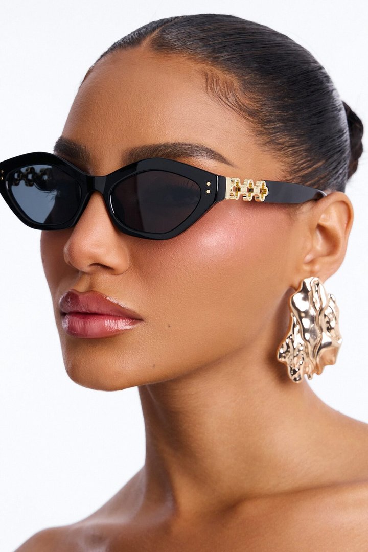 Classy Act Cat Eye Sunglasses - Black