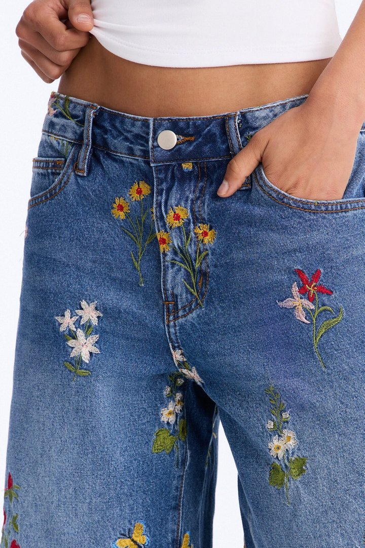 Parc De Fleurs Embroidered Denim Shorts - Medium Wash
