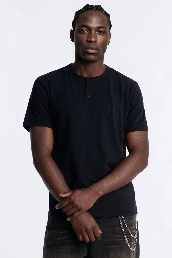 Your Everyday Classic Henley - Black