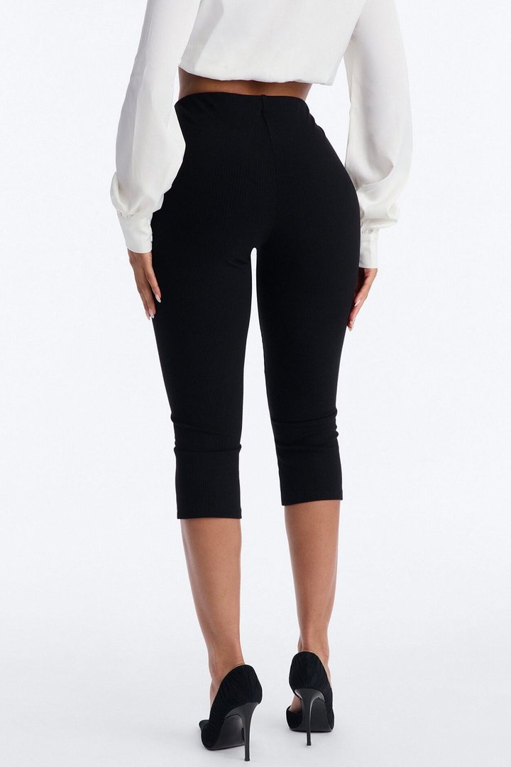 Ultra Ribbed Low Rise Capri Legging - Black