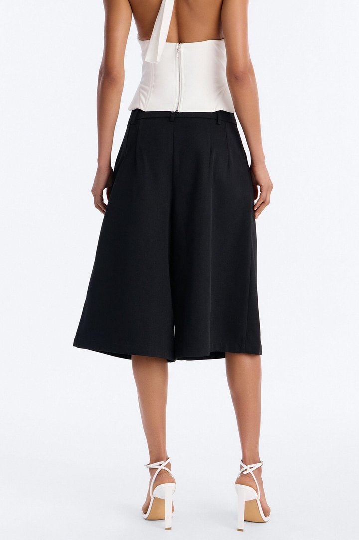 IT Girl Low Rise Bermuda Short - Black