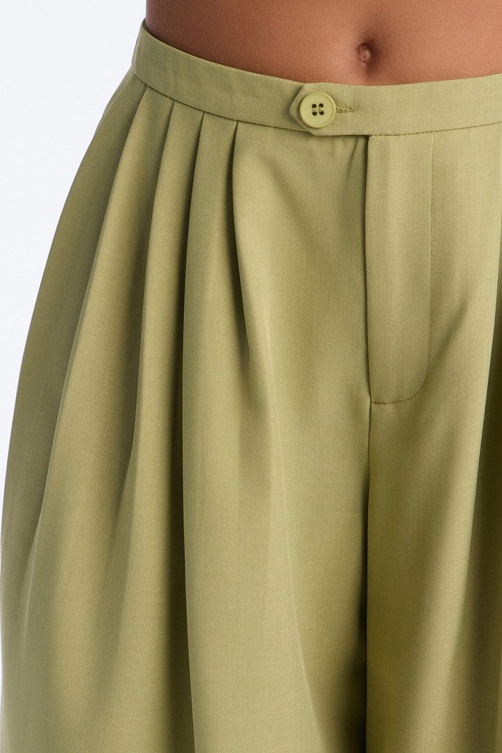 Power Moves Daily Pleated Low Rise Trouser 33″ - Green