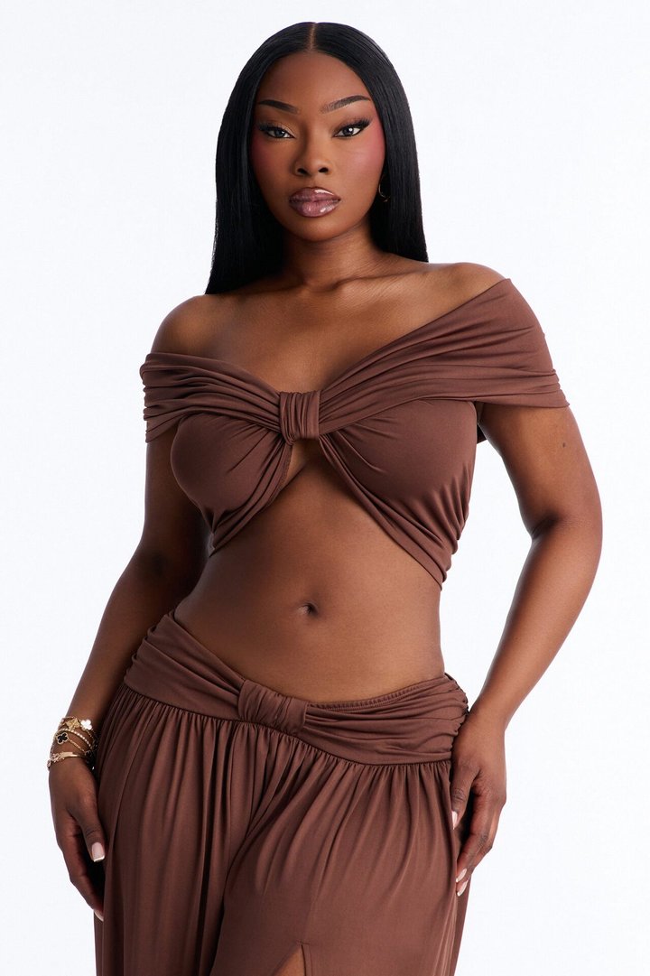 Rae Ruched Off The Shoulder Knit Top - Chocolate