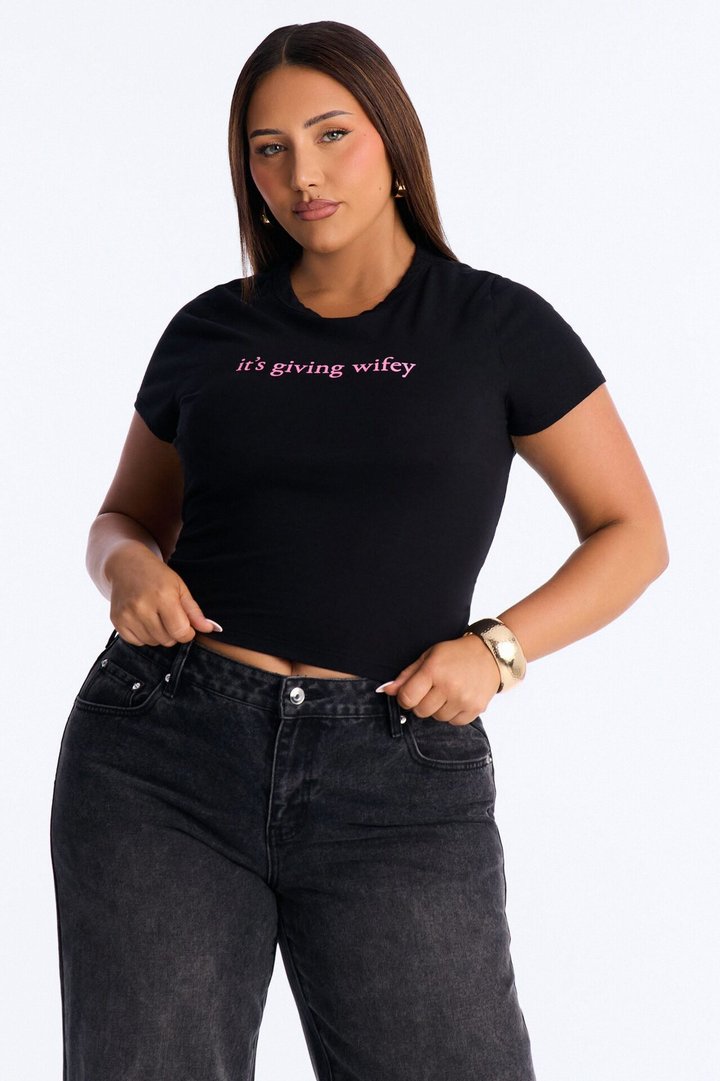 It's Giving Wifey Baby Tee - Black