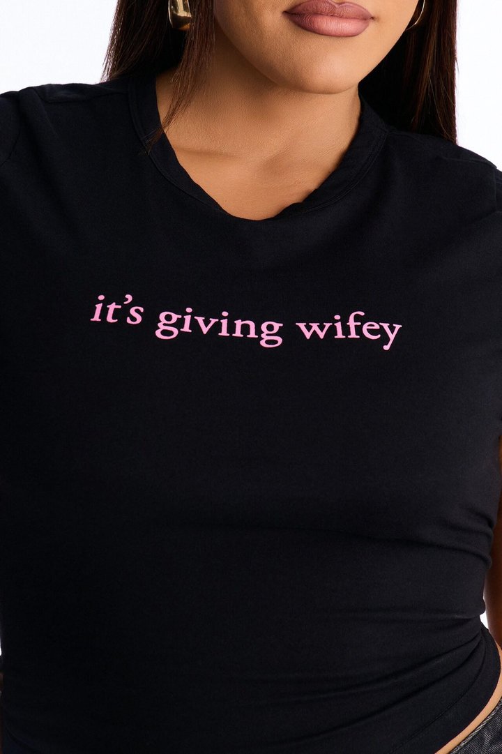 It's Giving Wifey Baby Tee - Black