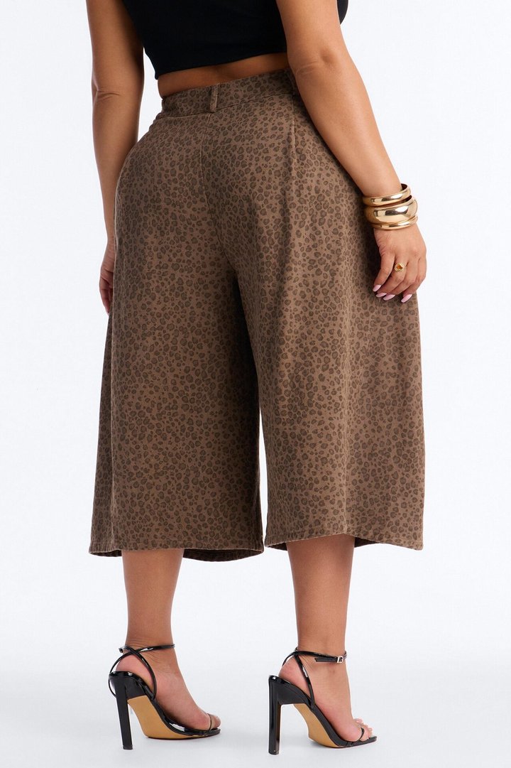 Zoey Low Rise Barrel Leopard Bermuda Short - Leopard