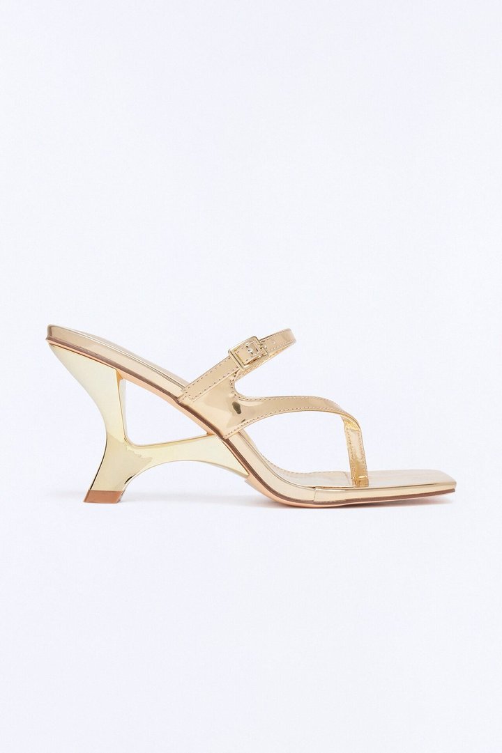 Roa Thong Novelty Wedges - Gold
