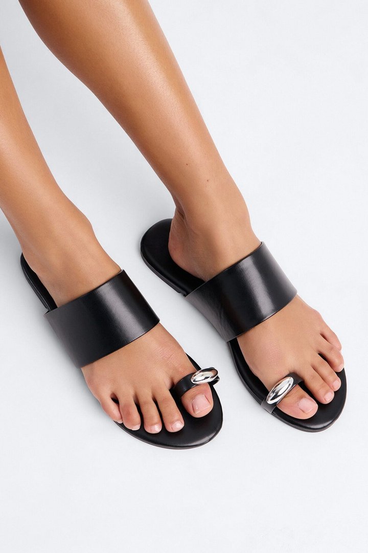 French Polynesia Hardware Toe Ring Sandals - Black