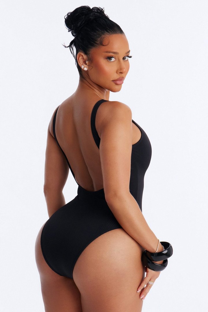 Running At The Beach V Wire 1 Piece Swimsuit - Black