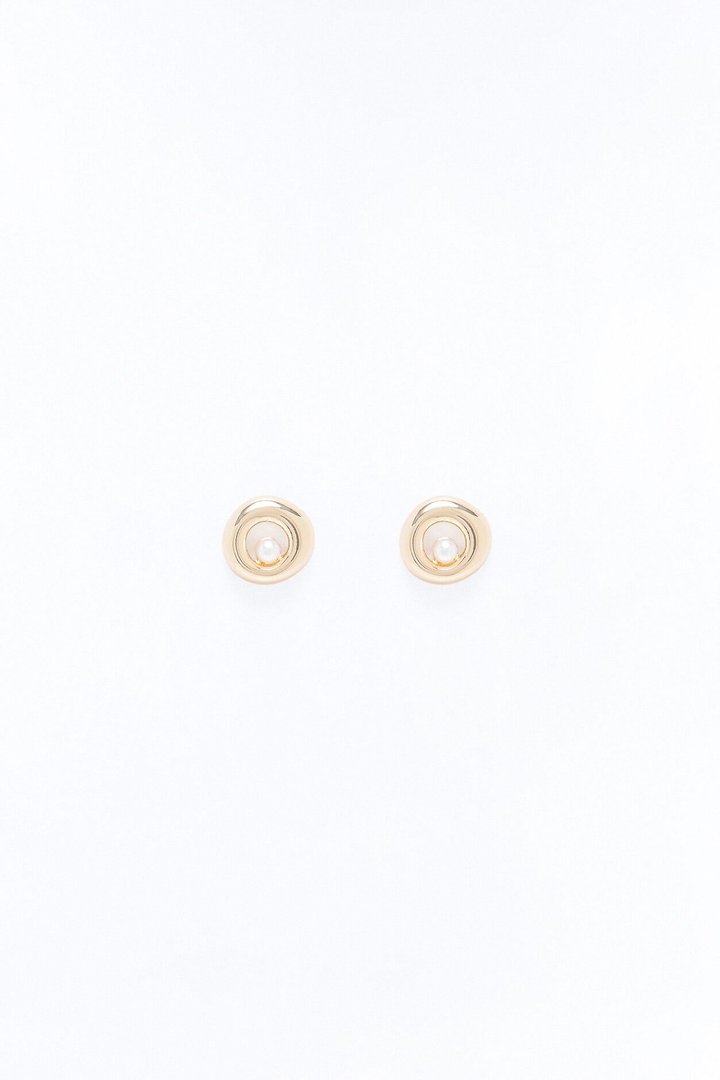 Keeping Up With It Pearl Stud Earrings - Gold