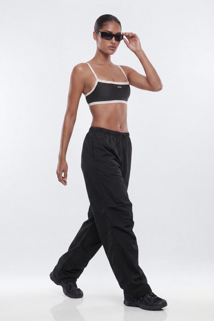 AirSculpt™ Contrast Strap Sports Bra - Black