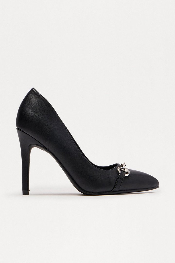 Akira Hardware Pumps - Black