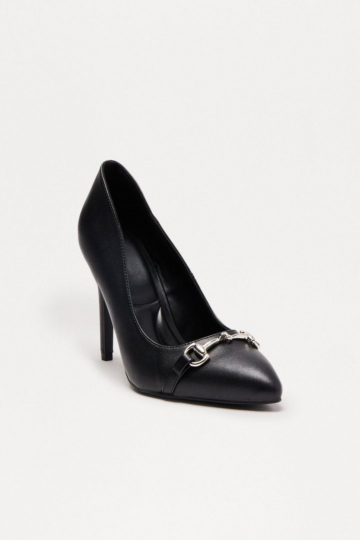 Akira Hardware Pumps - Black