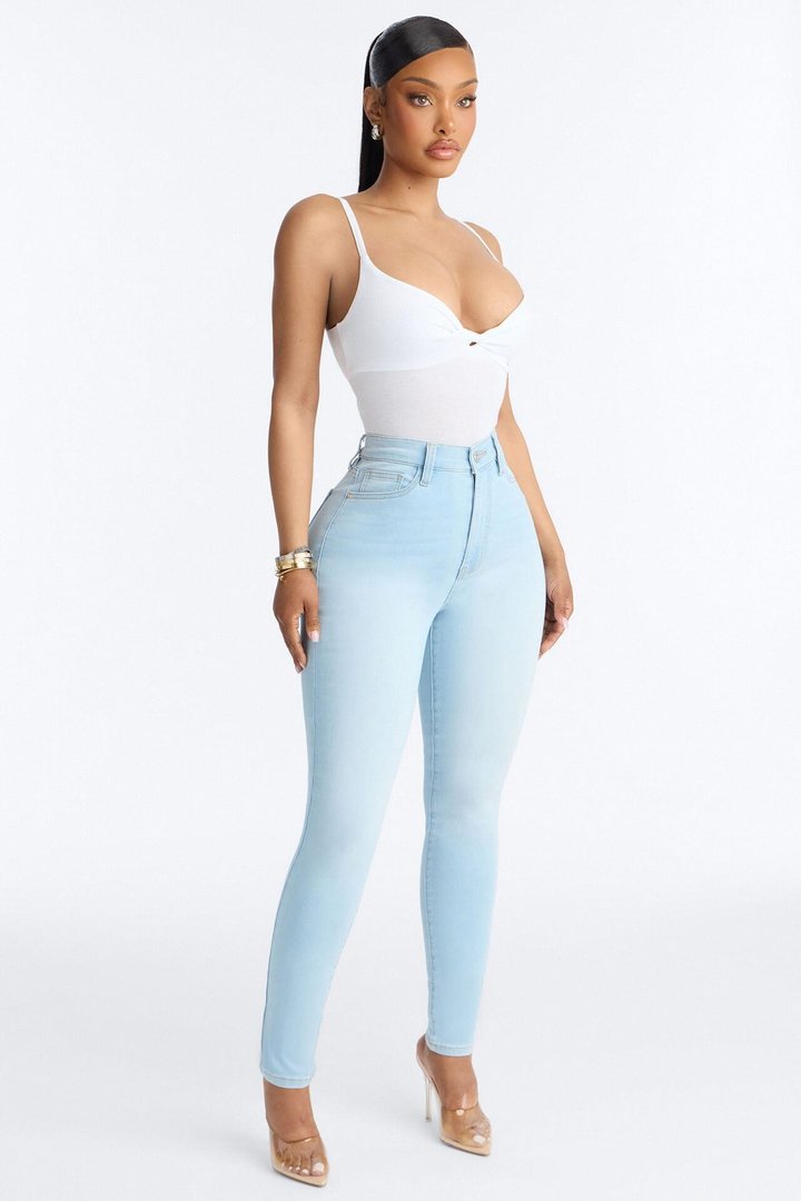 Show Off The Curves Super Stretch Booty Lifter Skinny Jeans - Light Wash