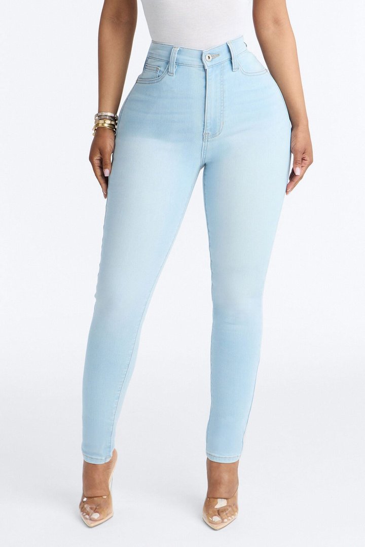 Show Off The Curves Super Stretch Booty Lifter Skinny Jeans - Light Wash